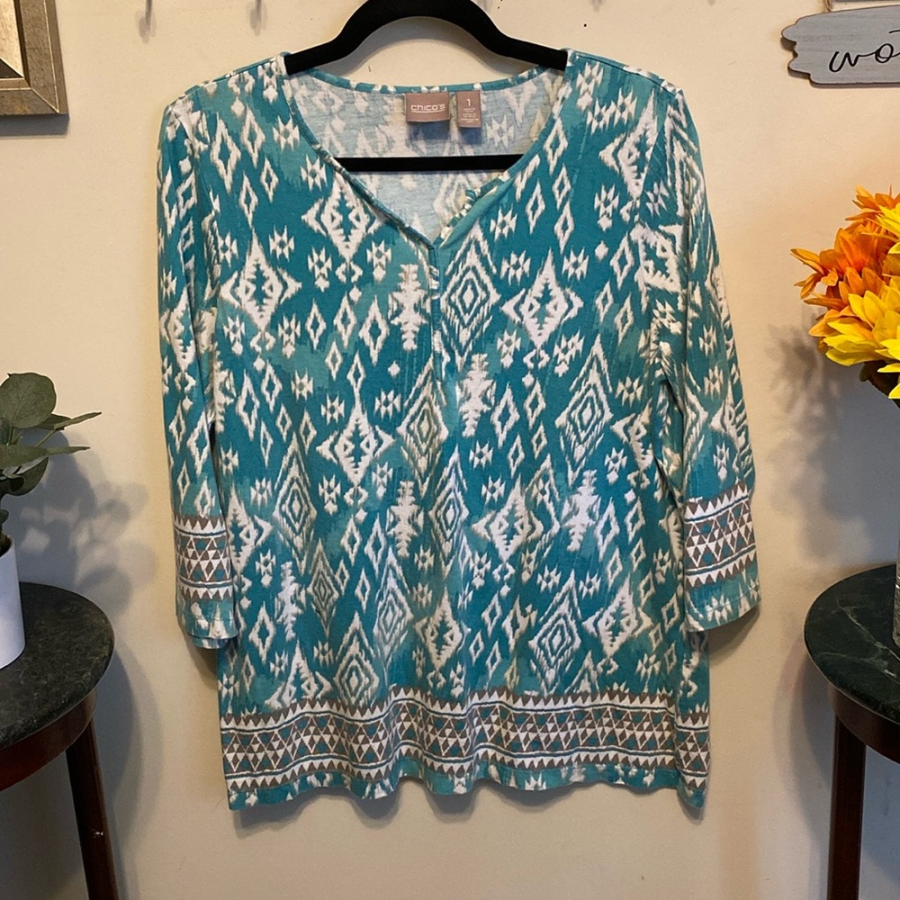 Chico’s Sz 1 (Medium) Pullover Top w/v-neckline. Pretty Pattern.